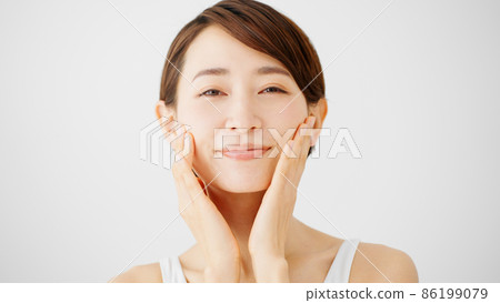 美容形像做護膚的年輕女人 86199079
