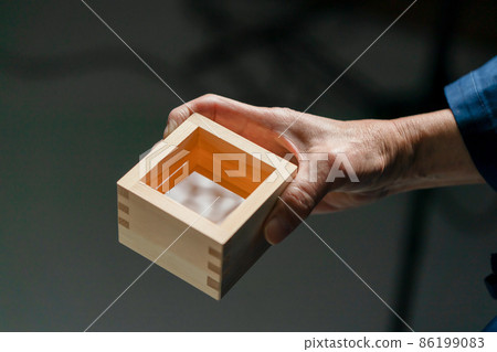 清酒釀造老人在手邊 清酒釀造老人在手邊 86199083