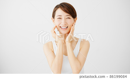 美容形像做護膚的年輕女人 86199084