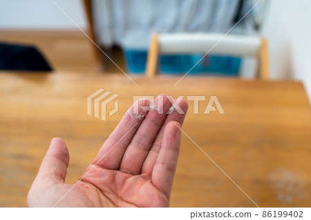 檢查餐桌上的灰塵 86199402