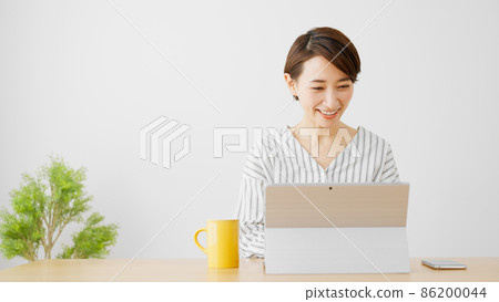 使用膝上型計算機的一個少婦 86200044
