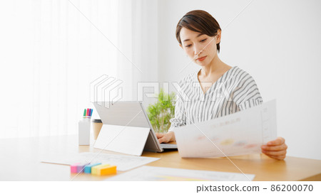 A young woman using a laptop 86200070