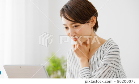 使用膝上型計算機的一個少婦 86200073