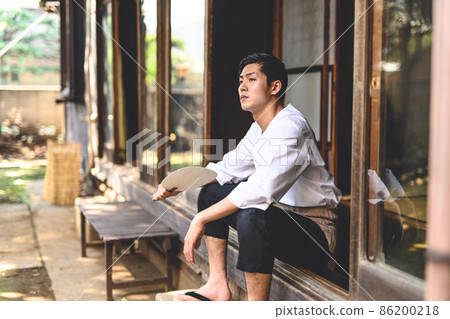 Image of an old-fashioned man 86200218