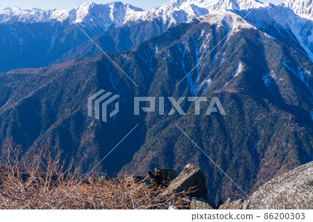 從南阿爾卑斯山的鳳凰三山看到的山脊森林 86200303