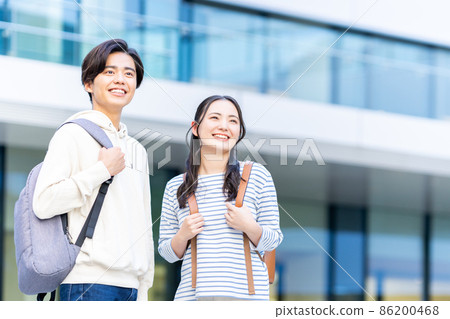 Male and female college students shooting cooperation "LINK FOREST" 86200468