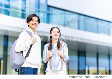 Male and female college students shooting cooperation "LINK FOREST" 86200469