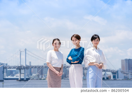 商務形象女性藍天城市 商務形象女性藍天城市 86200504
