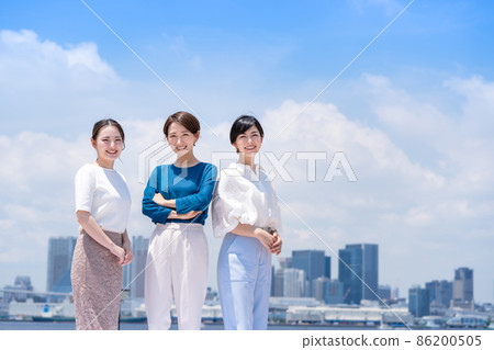 商務形象女性藍天城市 商務形象女性藍天城市 86200505