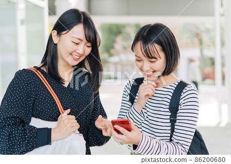 女大學生在校園裡看智能手機 86200680