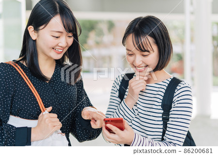 女大學生在校園裡看智能手機 86200681