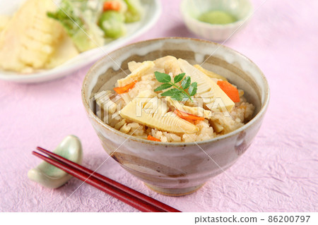 Cooked rice and tempura using seasonal ingredients Cooked rice and tempura using seasonal ingredients 86200797