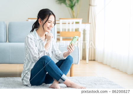 Female lifestyle living room smartphone 86200827