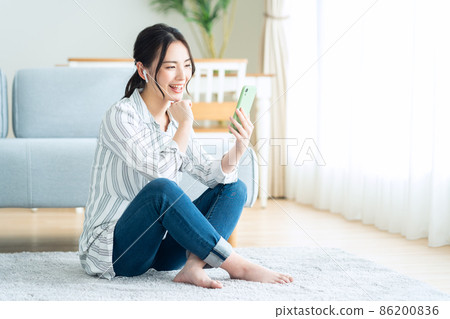 Female lifestyle living room smartphone 86200836