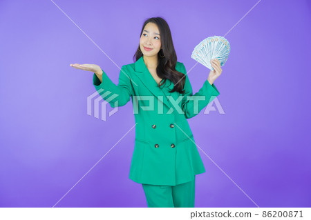 Portrait beautiful young asian woman smile with a lot of cash and money 86200871