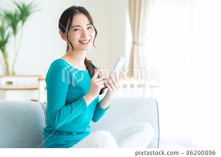 Woman smartphone lifestyle living 86200896