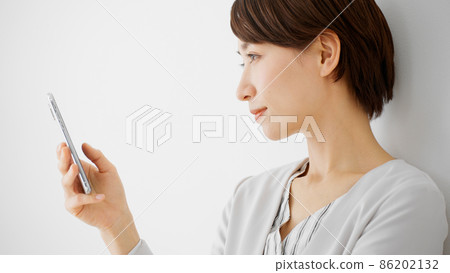 使用智能手機的少婦 86202132