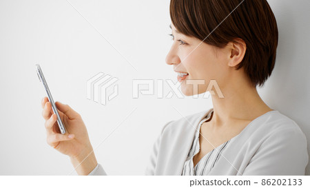 使用智能手機的少婦 86202133