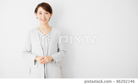 Young business woman looking at the camera 86202146