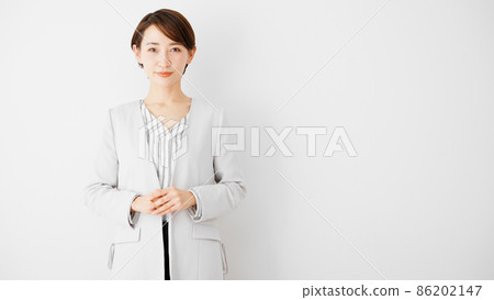 Young business woman looking at the camera 86202147