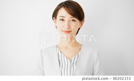 Young business woman looking at the camera 86202153