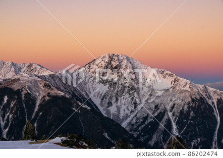 日出前從北嶽山頂眺望藥師山 日出前從北嶽山頂眺望藥師山 86202474
