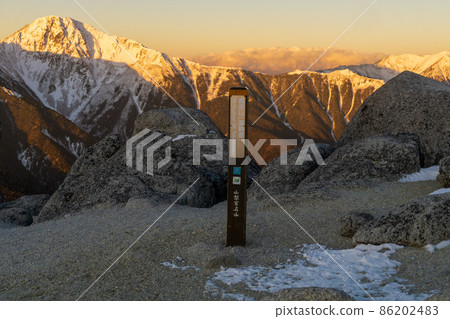 鳳凰三山,藥師山的山頂,早上 鳳凰三山,藥師山的山頂,早上 86202483