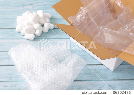 充滿緩衝材料和紙板箱 86202486