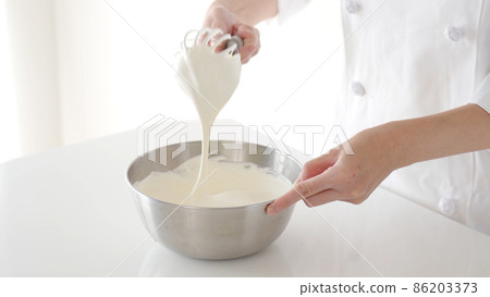 Whipped cream stirring 86203373