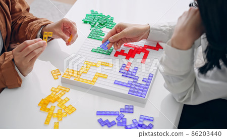 玩棋盤遊戲的女性 86203440