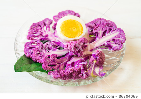 Raw purple crispy flower salad 86204069
