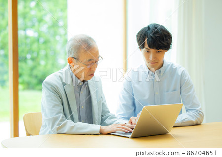 看計算機的老人和年輕人 看計算機的老人和年輕人 86204651