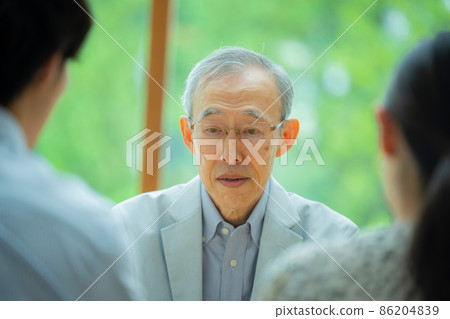 老人和年輕夫婦談話 86204839