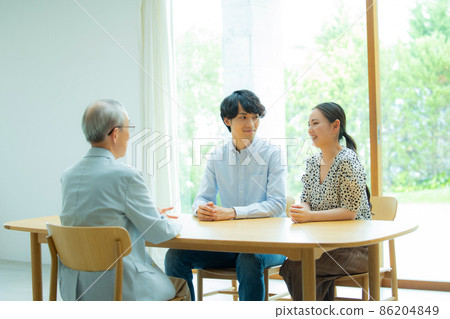老人和年輕夫婦談話 老人和年輕夫婦談話 86204849