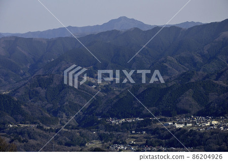從山頂看到的奧多摩的小嶽山 從山頂看到的奧多摩的小嶽山 86204926