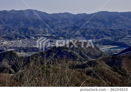 從同志三海百座名山之一的高塚山頂眺望奧多摩 從同志三海百座名山之一的高塚山頂眺望奧多摩 86204928