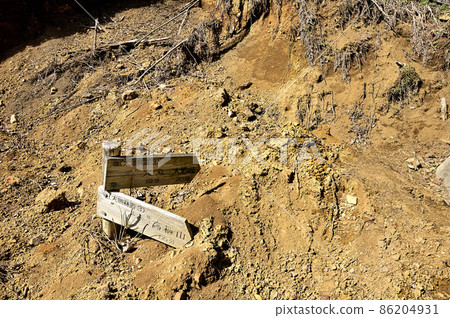 Doshisankai的秋山嶺路線,倒塌的大丸登山口的掩埋標誌 Doshisankai的秋山嶺路線,倒塌的大丸登山口的掩埋標誌 86204931