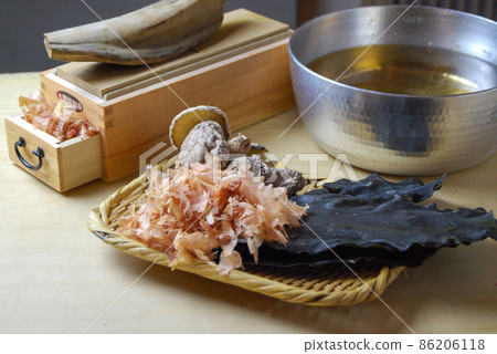 Japanese soup stock and ingredients 86206118
