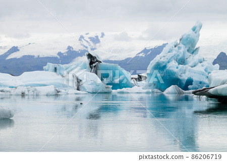 Icebergs on water, Jokulsarlon glacial lake, Iceland 86206719