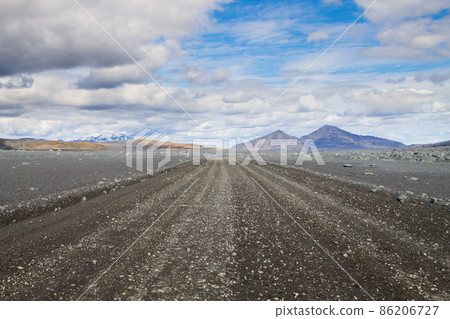 Dirt road along central highlands of Iceland. Dirt road along central highlands of Iceland. 86206727