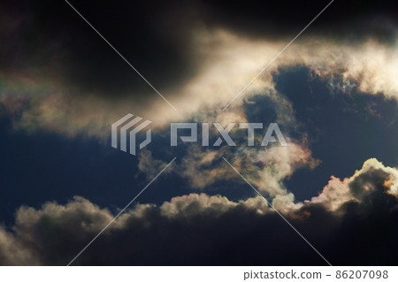The color of the clouds that overlap the winter sky and the sun, and the telephoto 86207098