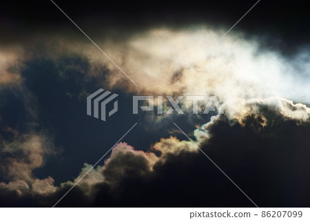 The color of the clouds that overlap the winter sky and the sun, and the telephoto 86207099