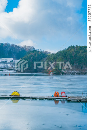 Smelt fishing [Misuzu Lake in winter] 86207721