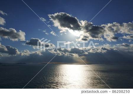 Dynamic landscape created by winter sky and sea, afternoon sun and clouds 86208250