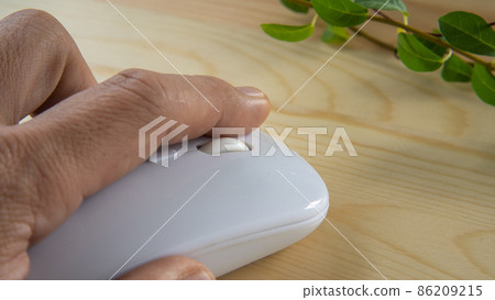 點擊鼠標的男性手 86209215