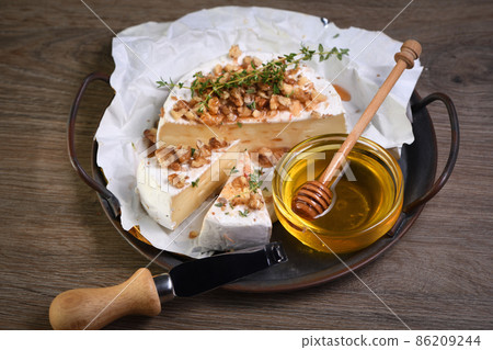 Camembert cheese with honey 86209244