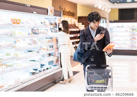 Stay-at-home husband buying groceries at the supermarket Stay-at-home husband buying groceries at the supermarket 86209666