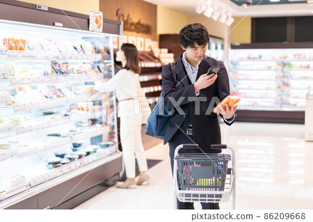 Stay-at-home husband buying groceries at the supermarket Stay-at-home husband buying groceries at the supermarket 86209668