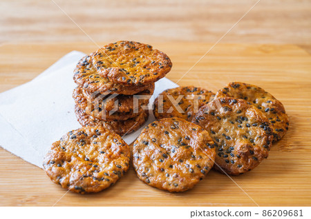 Sesame rice crackers 86209681