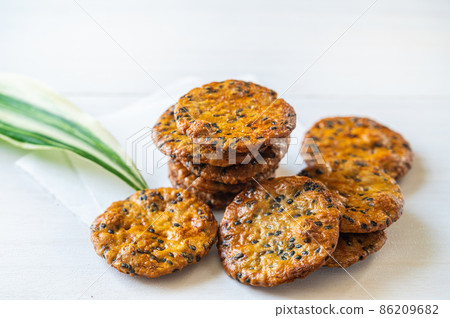 Sesame rice crackers Sesame rice crackers 86209682